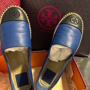 TB COLOR BLOCK FLAT ESPADRILLE. -